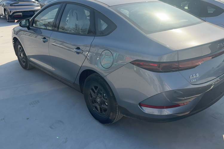 比亚迪 秦PLUS 2025款 DM-i 智驾版 55KM领先型车身外观6005