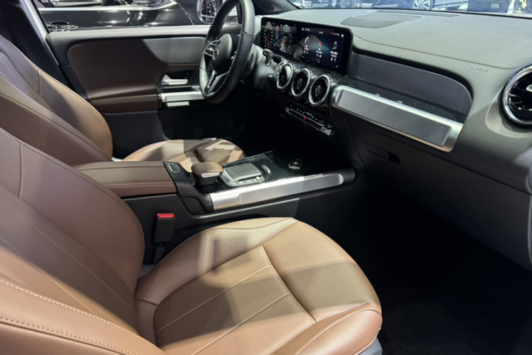 奔驰GLB 2022款 改款二 GLB 200 时尚型中控内饰7007