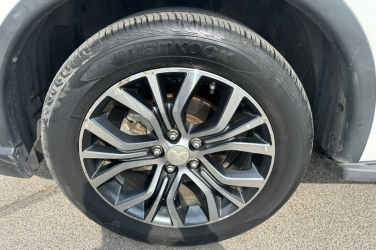 三菱 欧蓝德 2018款 2.0L 两驱荣耀版 5座车身外观6007