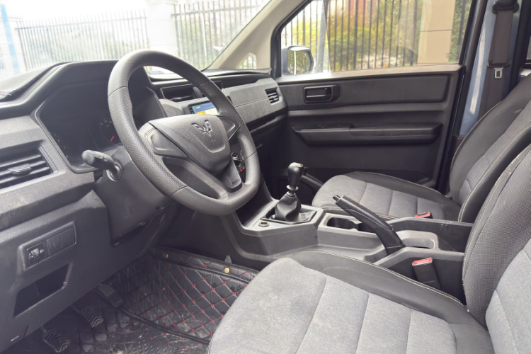 五菱汽车 五菱宏光PLUS 2019款 1.5T 手动标准型 5座中控内饰7001