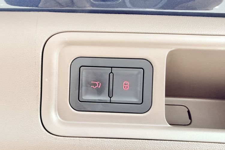 腾势D9 2022款 DM-i 1040 尊贵型中控内饰7014