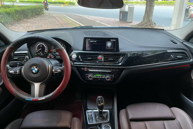 宝马1系 2021款 125i M运动曜夜版中控内饰7003