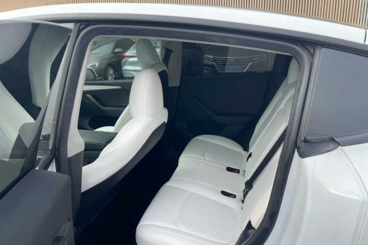 特斯拉 Model Y 2023款 长续航全轮驱动版中控内饰7001