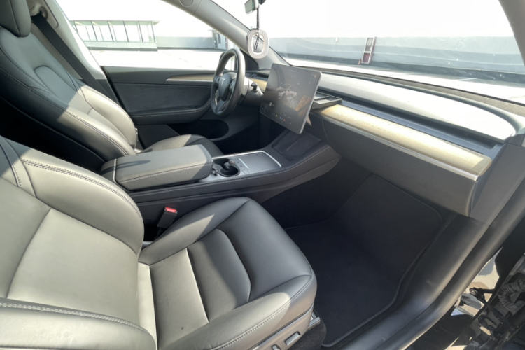 特斯拉 Model Y 2022款 改款 后轮驱动版中控内饰7006