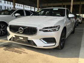 沃尔沃S60 2025款 B4 智逸豪华版