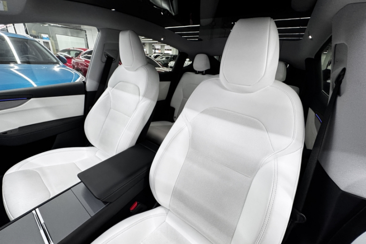 特斯拉 Model Y 2025款 后轮驱动版中控内饰7007