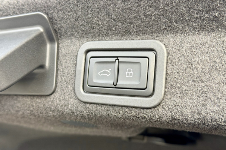 奥迪A6L 2023款 改款 55 TFSI quattro 尊享动感型中控内饰7008