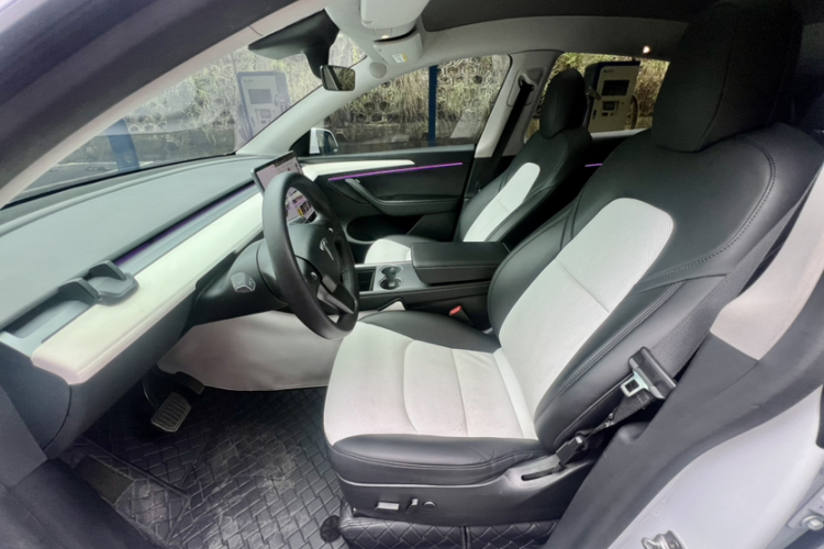 特斯拉 Model Y 2021款 长续航全轮驱动版中控内饰7005