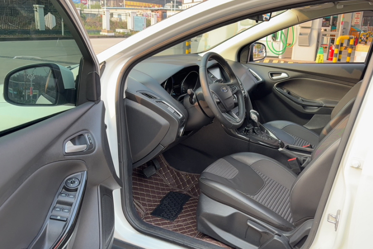 福特 福克斯 2018款 两厢经典 1.6L 自动风尚型智行版中控内饰7002