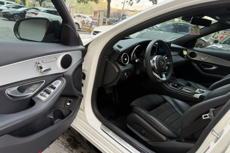 奔驰C级 2019款 C 260 运动版 4MATIC中控内饰7010