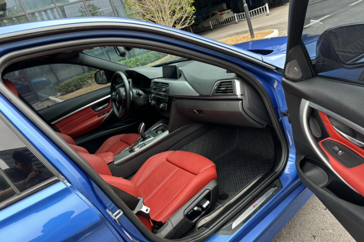 宝马3系 2019款 320i M运动曜夜版中控内饰7011