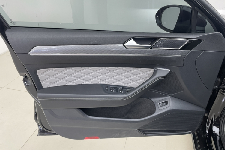 大众 迈腾 2023款 200万辆纪念版 330TSI DSG领先型中控内饰7005