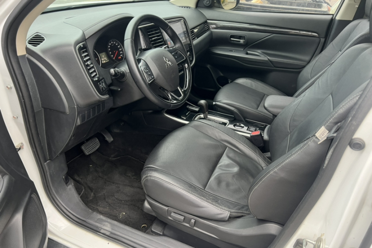 三菱 欧蓝德 2018款 2.0L 两驱荣耀版 5座中控内饰7010