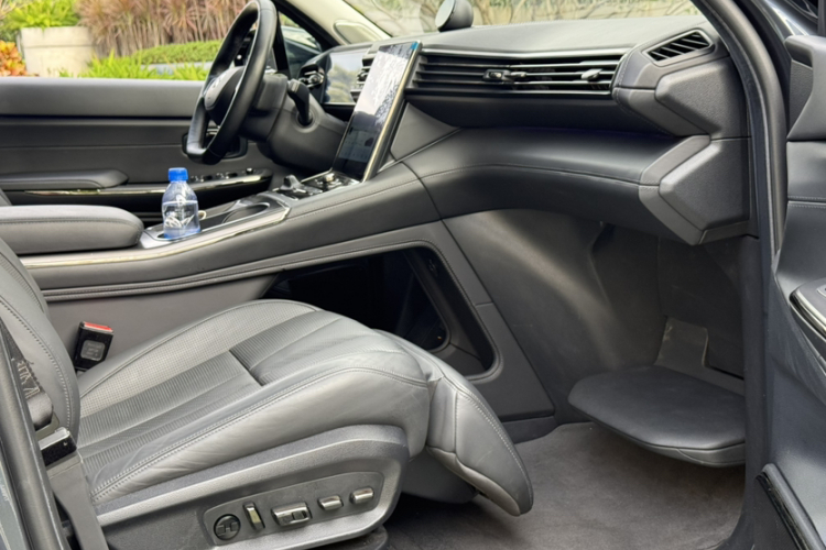 蔚来ES8 2020款 415KM 签名版 六座版中控内饰7002