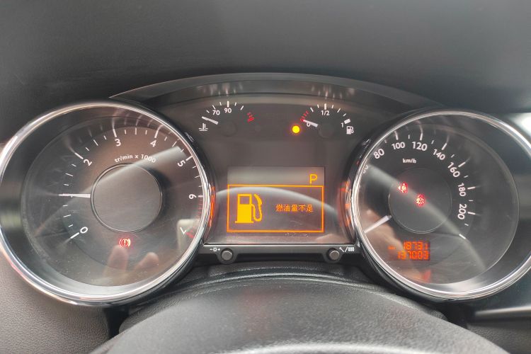 标致3008 2015款 2.0L 自动经典版中控内饰15