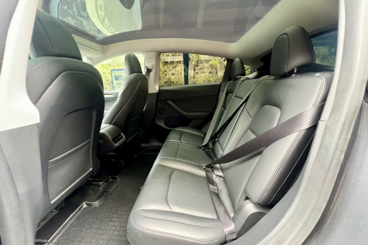 特斯拉 Model Y 2021款 长续航全轮驱动版中控内饰7003