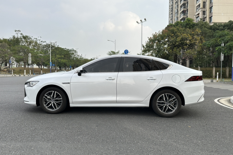 比亚迪 秦PLUS 2021款 DM-i 55KM 旗舰型车身外观6007
