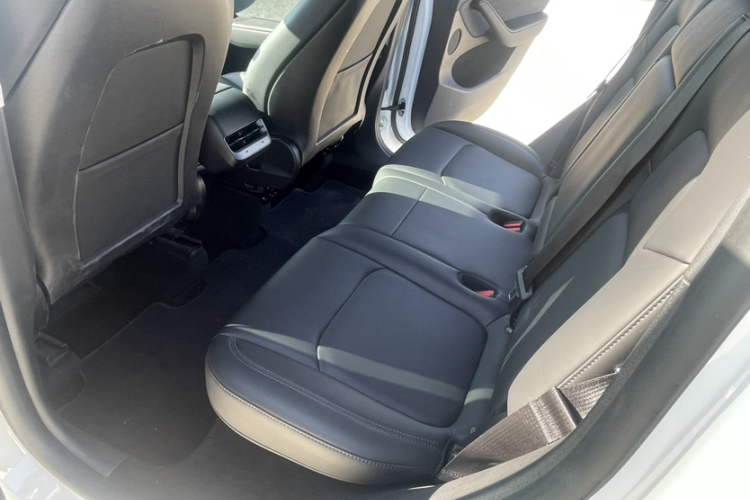 特斯拉 Model Y 2023款 长续航全轮驱动版中控内饰7004