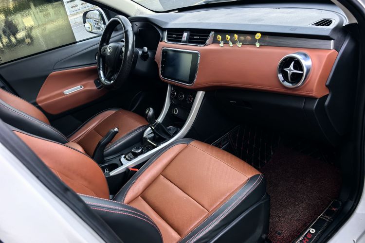 北汽幻速S3 2016款 S3L 1.5L 手动尊贵型中控内饰7005