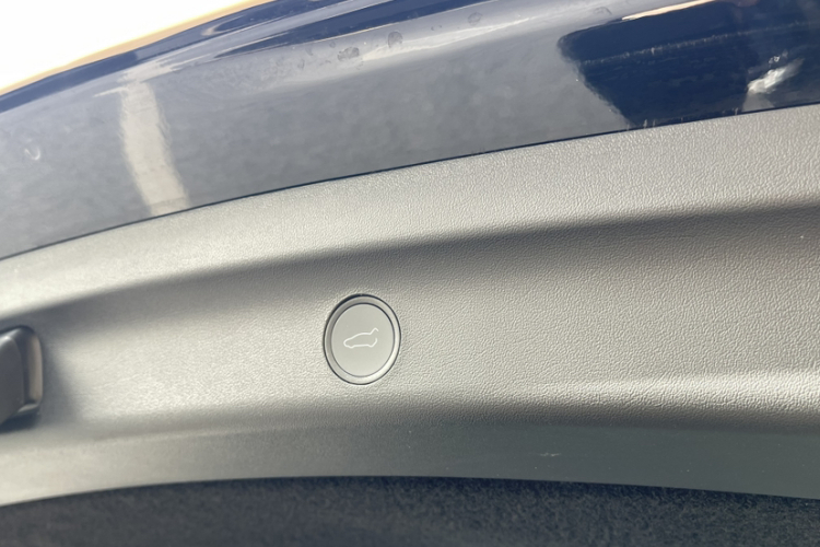 特斯拉 Model Y 2022款 改款 后轮驱动版中控内饰7008