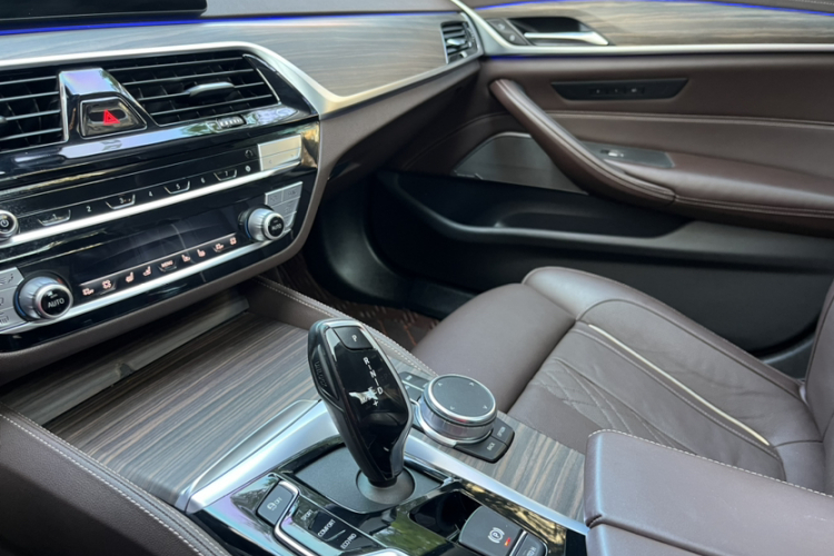 宝马5系 2020款 530Li 尊享型 豪华套装中控内饰7003