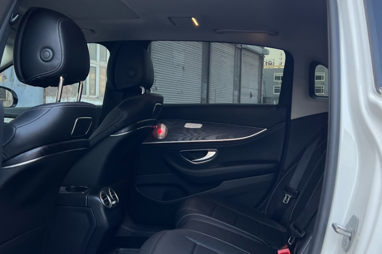 奔驰E级 2018款 改款 E 200 L 运动型 4MATIC中控内饰7006