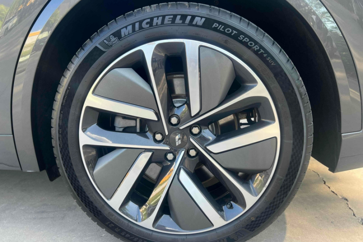 理想汽车 理想L9 2022款 Max中控内饰7007