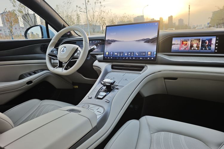 腾势N7 2024款 630 四驱智驾Ultra版中控内饰7002