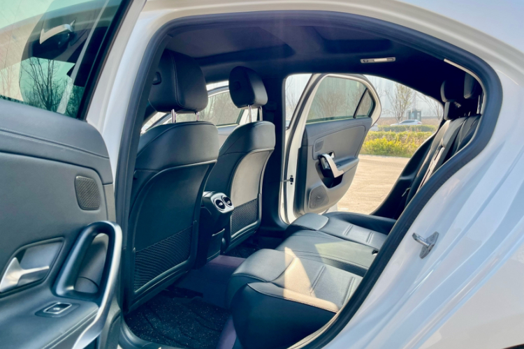 奔驰A级 2020款 A 220 L 4MATIC 运动轿车中控内饰7006