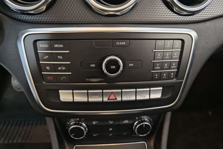 奔驰GLA 2019款 GLA 200 动感型中控内饰7004