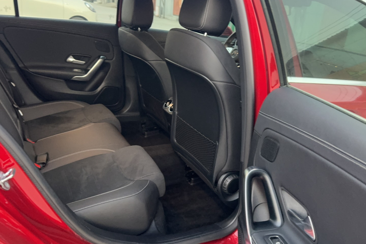 奔驰A级 2019款 A 180 L 运动轿车中控内饰7003