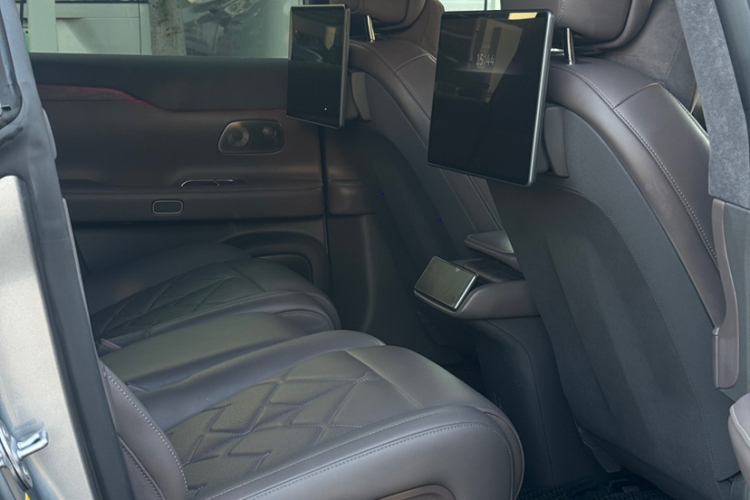 蔚来ET7 2024款 75kWh 行政签名版中控内饰7010