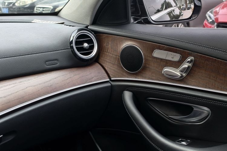 奔驰E级 2018款 改款 E 200 L 4MATIC中控内饰7006