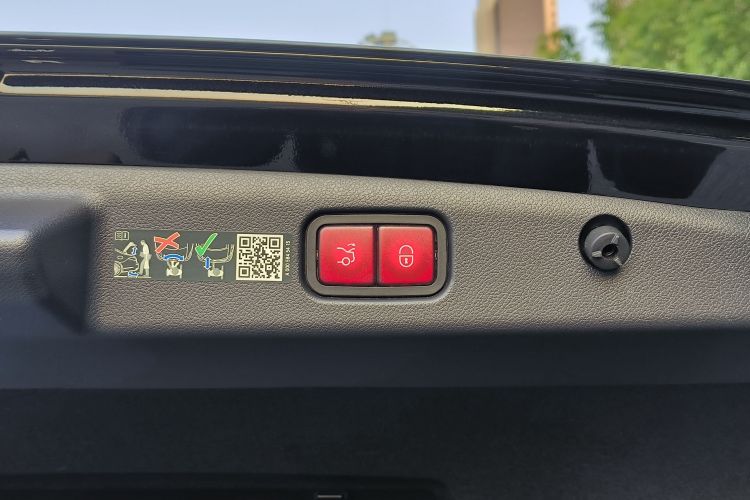 奔驰E级 2025款 E 300 L 时尚型局部细节9007