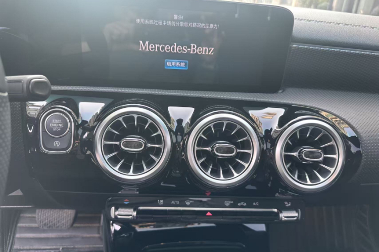 奔驰A级 2021款 A 200 L 运动轿车时尚型中控内饰7006