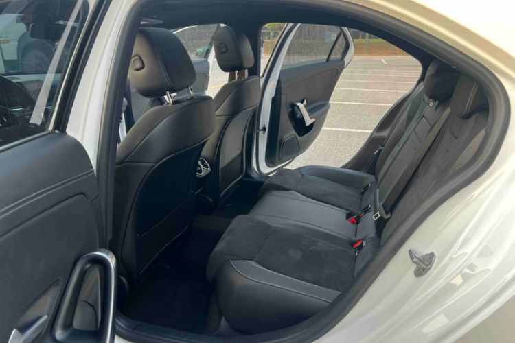 奔驰A级 2022款 改款三 A 200 L 运动轿车时尚型中控内饰7010