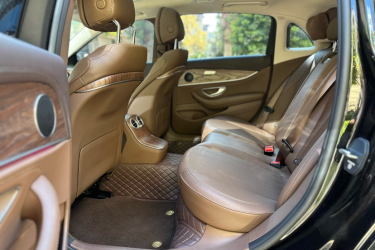 奔驰E级 2023款 改款 E 300 L 时尚型中控内饰7013