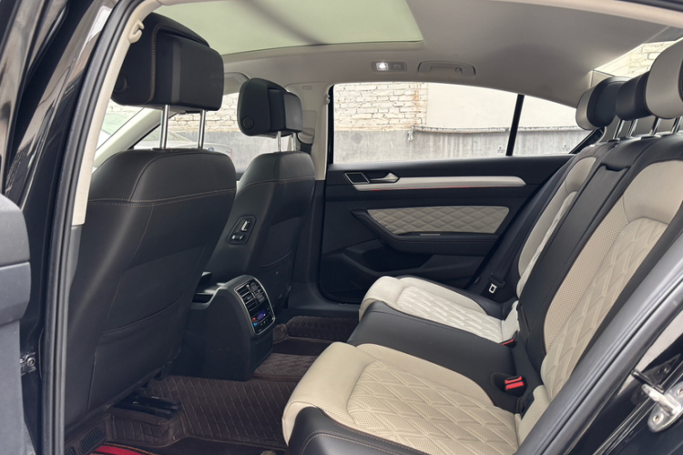 大众 迈腾 2023款 200万辆纪念版 330TSI DSG豪华型中控内饰7002