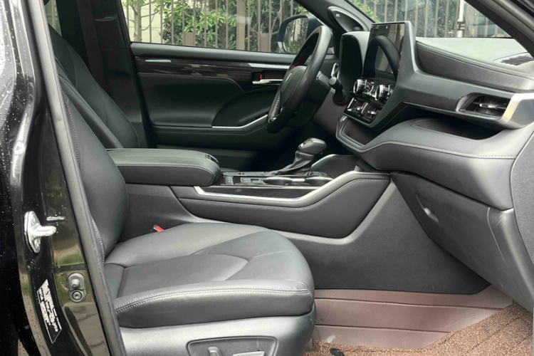 丰田 皇冠陆放 2022款 2.5L HEV四驱旗舰版中控内饰7010