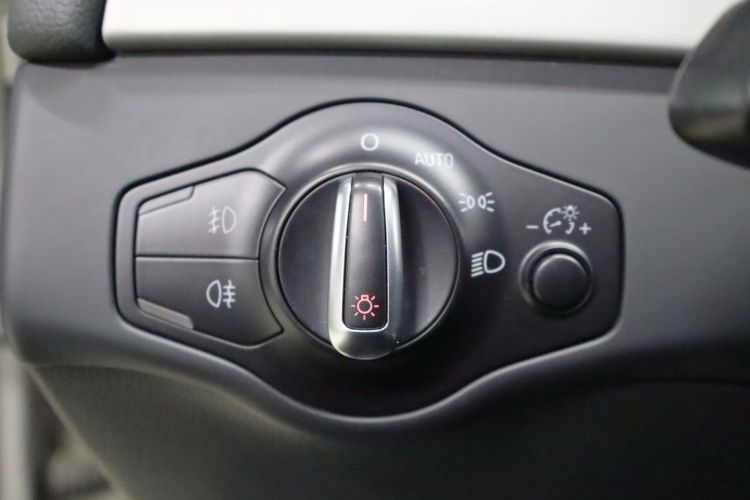 奥迪A4L 2016款 35 TFSI 典藏版 自动标准型中控内饰7004