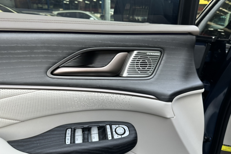 腾势D9 2022款 DM-i 970 四驱旗舰型中控内饰7004