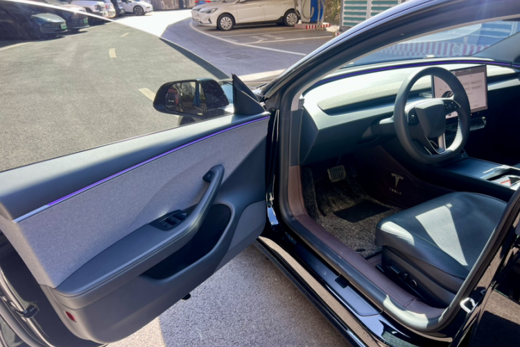 特斯拉 Model 3 2025款 后轮驱动版中控内饰7004