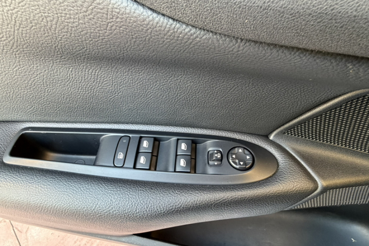 雪铁龙C4L 2015款 1.6T 自动尊贵版中控内饰7012