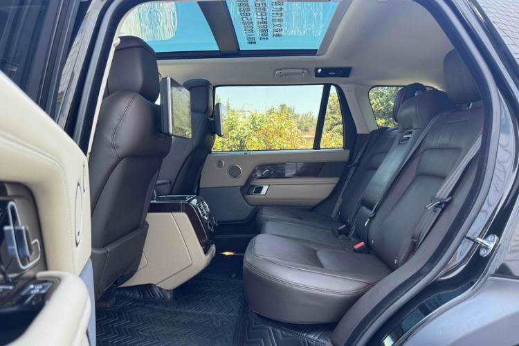 路虎 揽胜 2021款 3.0 L6 传世加长经典版中控内饰7011