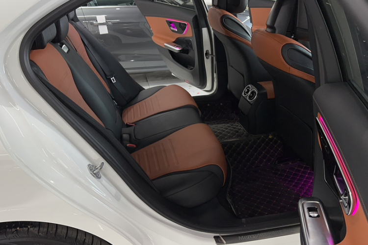 奔驰C级 2023款 C 200 L 运动版中控内饰7001