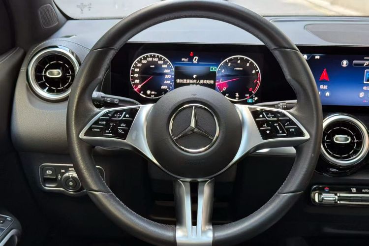 奔驰GLB 2024款 GLB 200 动感型中控内饰7002