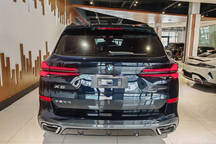 宝马X5 2023款 xDrive 30Li 尊享型M运动曜夜套装车身外观6004