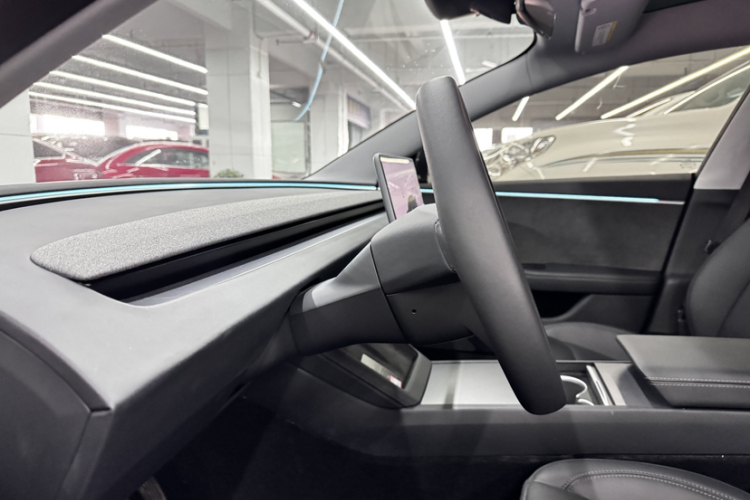 特斯拉 Model 3 2023款 长续航全轮驱动版中控内饰7004