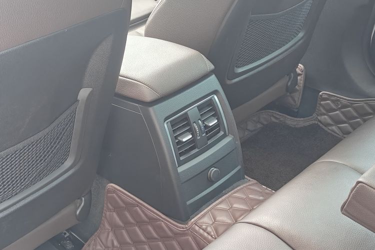 宝马3系 2019款 320i M运动套装局部细节9008