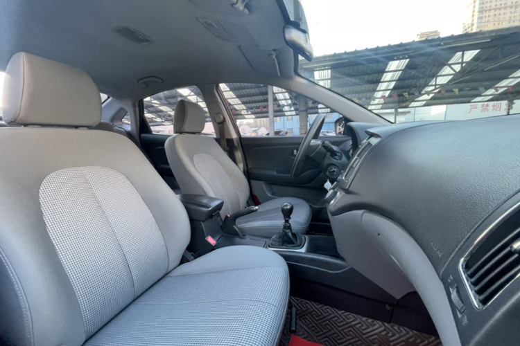 现代 悦动 2011款 1.6L 手动舒适型中控内饰7005
